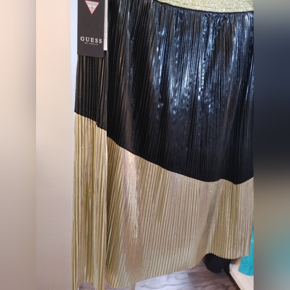 Perfect holiday NWT GUESS skirt black and gold metallic PLEATED - Picture 5 of 6